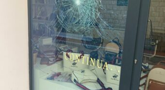 Prese a sassate le vetrine dei negozi del centro di Mirandola