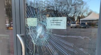 Vetrine vandalizzate a Mirandola, Tirabassi e Covino (FI): “Chiediamo massima severità”