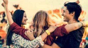 La felicità allunga la vita e si può coltivare, lo dice la scienza: ecco come fare