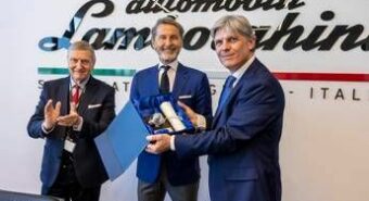Lamborghini, Uiga consegna a Winkelmann la ‘Tartaruga d’argento’