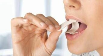 Masticare chewing gum rilascia microplastiche, lo studio