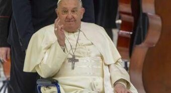 Papa Francesco in convalescenza, pneumologo: “Niente stress, 2 mesi importanti per recupero”