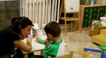 Il bimbo autistico che imparò a parlare con la lingua dei segni – LA STORIA