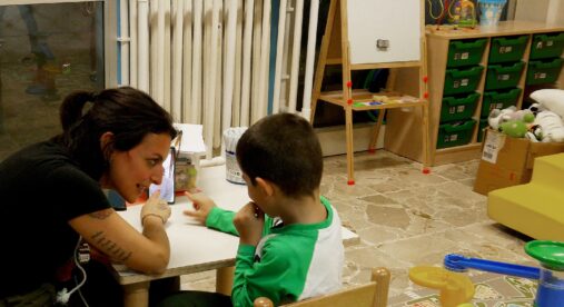 Il bimbo autistico che imparò a parlare con la lingua dei segni - LA STORIA Il bimbo autistico che imparò a parlare con la lingua dei segni - LA STORIA