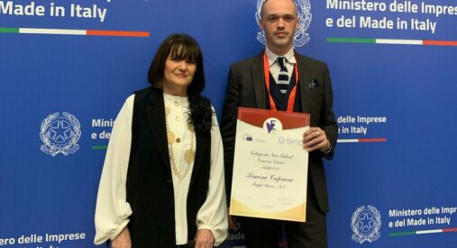 Simone Caprara, titolare di "Tesori d'arte" a Poggio Rusco, premiato al Ministero delle Imprese e del Made in Italy Simone Caprara, titolare di "Tesori d'arte" a Poggio Rusco, premiato al Ministero delle Imprese e del Made in Italy