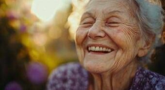 Sorriso da star e denti ‘immortali’ nuovo status symbol, anche da anziani