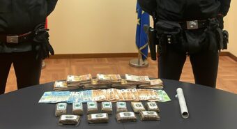 Sorpreso con cinque panetti di hashish, arrestato 26enne
