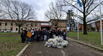 I ragazzi e le ragazze della scuola media di San Felice puliscono le strade
