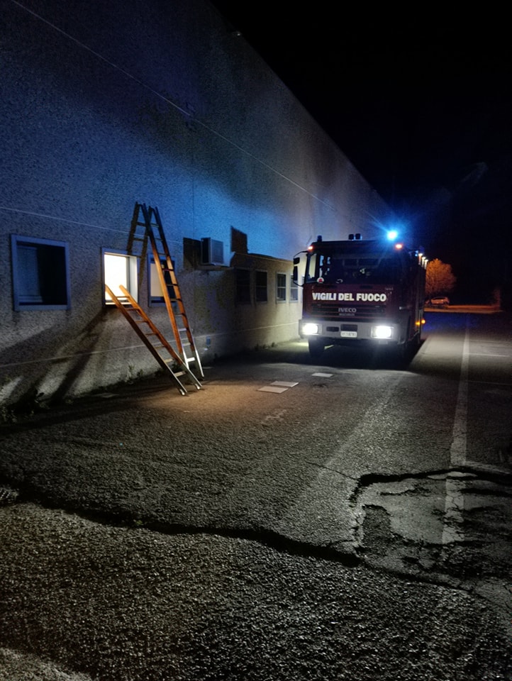 Scivola nel bagno di un supermercato, salvata dai vigili del fuoco di Finale Emilia
