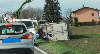 Camion ribaltato lungo la Panaria Bassa tra Cadecoppi e Camposanto
