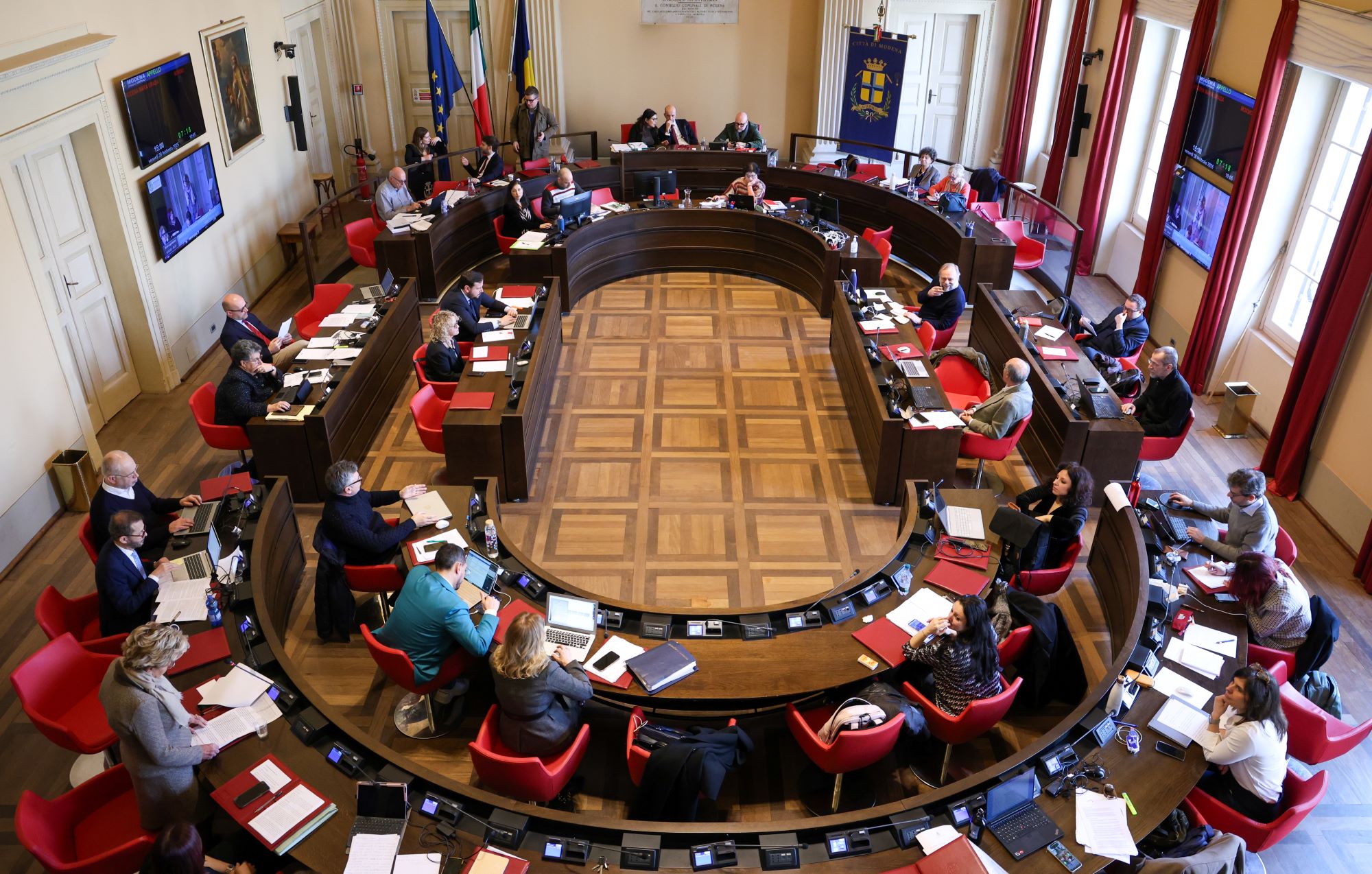 Modena, approvato il bilancio: via libera agli aumenti