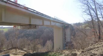 Sabato 5 aprile demolizione con microcariche esplosive della campata centrale del ponte sul Rio Torto lungo la Ss12