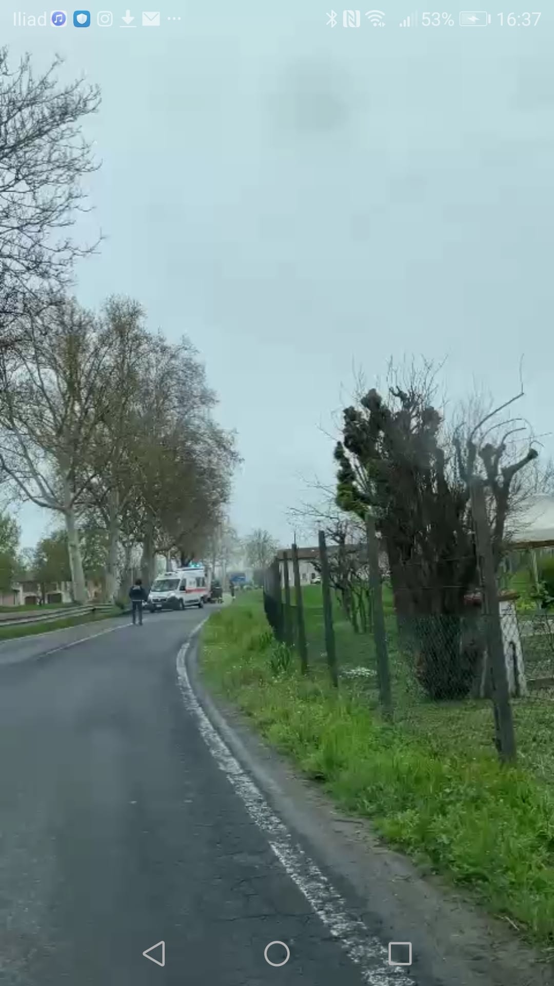 San Felice, auto finisce fuori strada e si cappotta: traffico in tilt sulla Sp 468