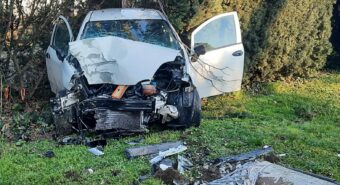 Va fuori strada, abbatte un palo della luce e distrugge l’auto: salva per miracolo una giovane a Cavezzo