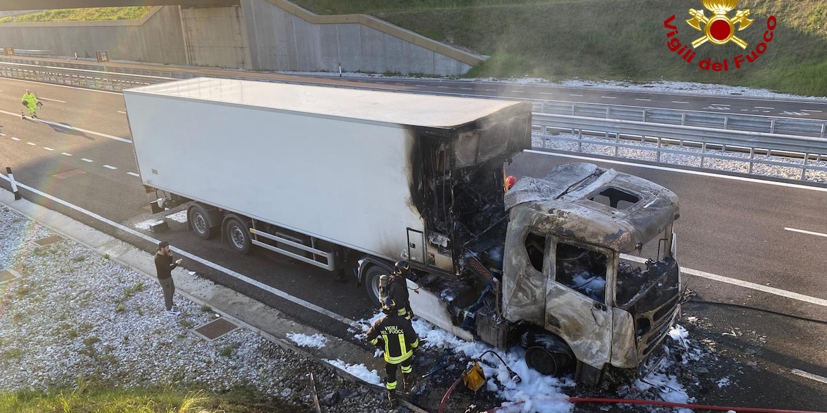 Camion in fiamme, morti i 92mila pulcini che trasportava