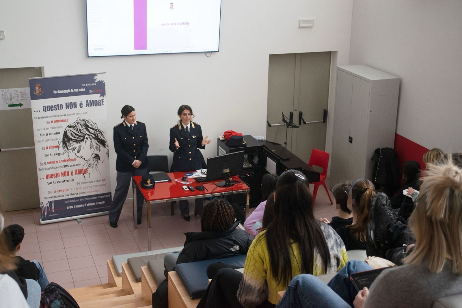 Contrasto alla violenza di genere: la Polizia di Stato incontra gli studenti del Liceo Fanti di Carpi