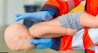 Durante il Carnevale gli va di traverso una caramella, bambino salvato con la manovra di Heimlich