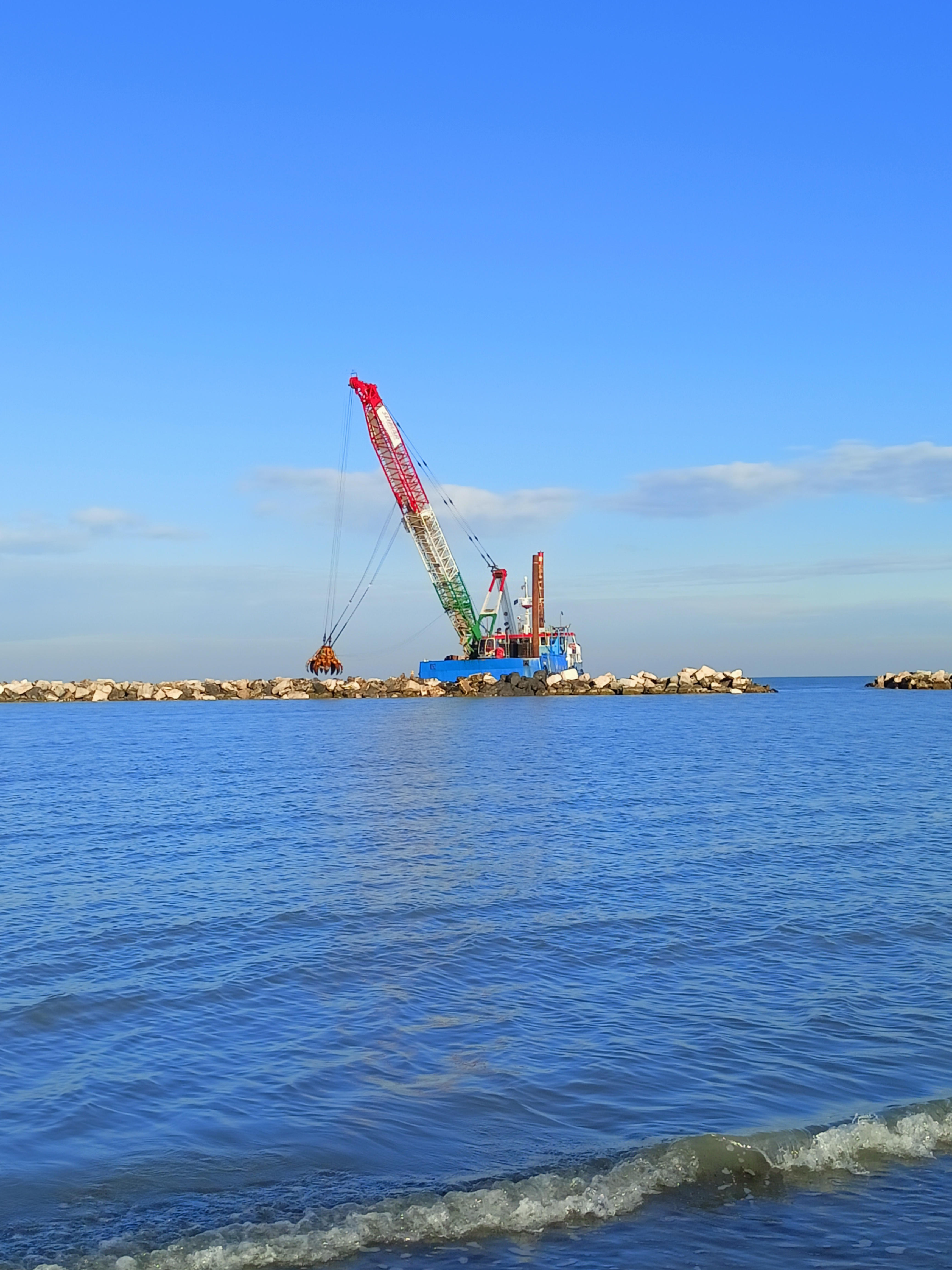 Difesa della costa: ‘Ricaricate’ con oltre 50mila tonnellate di massi le scogliere del litorale romagnolo