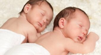 Partorisce due gemelli e chiede il doppio congedo parentale. Glielo negano e deve fare ricorso in Tribunale