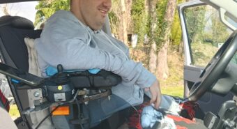 Mirandola, macchina speciale equipaggiata per ospitare una sedia a rotelle: Pietro Balzo esaudisce il suo desiderio