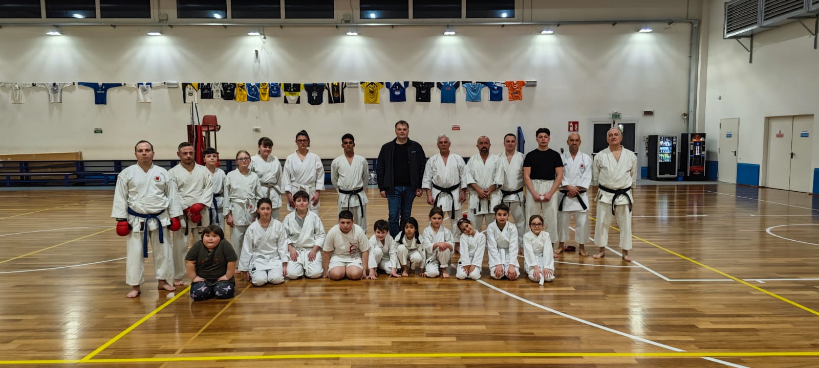 Cavezzo, visita a sorpresa del sindaco Stefano Venturini alla scuola di karate “Miyazaki”