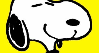 Snoopy compie 75 anni, una mostra a Parigi lo celebra come icona della moda