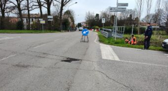 Cede la pavimentazione stradale, chiuso un tratto di via Canalino a San Felice