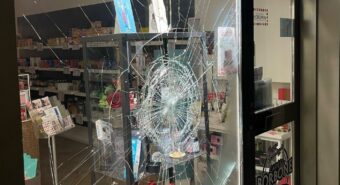Vetrine vandalizzate a Mirandola, Siena: “Episodi gravi vanno affrontati con più competenza”