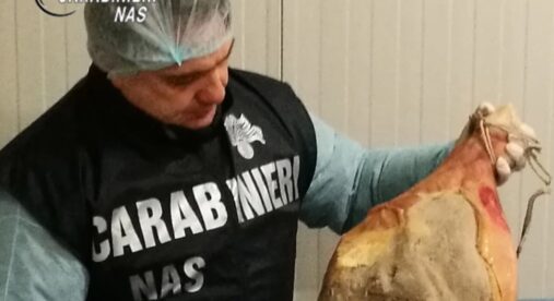 Maxi sequestro di prosciutti, guanciali e pancette in un salumificio dopo i controlli dei Nas Maxi sequestro di prosciutti, guanciali e pancette in un salumificio dopo i controlli dei Nas