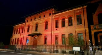Giornata per la donazione di organi e tessuti, Bondeno illumina di rosso le ex scuole elementari
