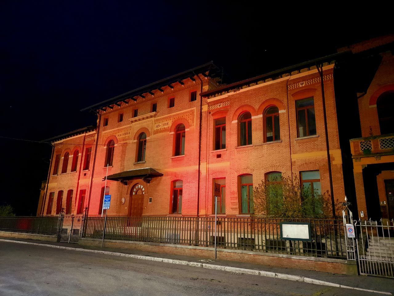 Giornata per la donazione di organi e tessuti, Bondeno illumina di rosso le ex scuole elementari