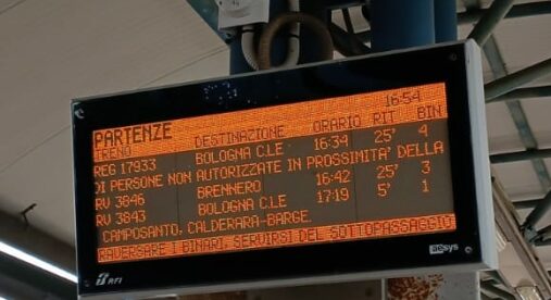 Caos e treni in ritardo alla stazione di San Felice per ragazzini sui binari Caos e treni in ritardo alla stazione di San Felice per ragazzini sui binari