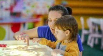 “L’autismo è un modo diverso di vedere il mondo”. La mostra a Villa Alba