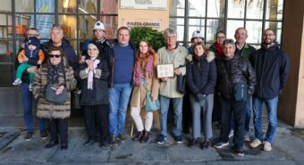 Una corona per commemorare l’eccidio di piazza Grande
