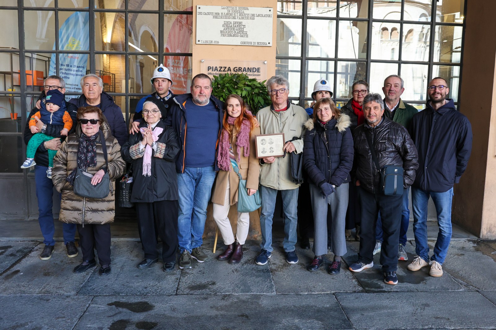 Una corona per commemorare l’eccidio di piazza Grande