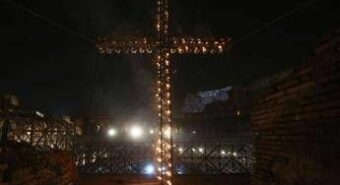 Papa ha preparato meditazioni Via Crucis al Colosseo, sarà guidata dal card. Reina