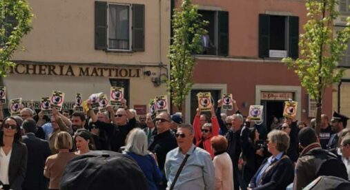 Protesta anti discarica all'inaugurazione della piazza di Finale Emilia, l'Osservatorio civico: "Bene che dalla Regione nessuno abbia parlato dal palco" Protesta anti discarica all'inaugurazione della piazza di Finale Emilia, l'Osservatorio civico: "Bene che dalla Regione nessuno abbia parlato dal palco"