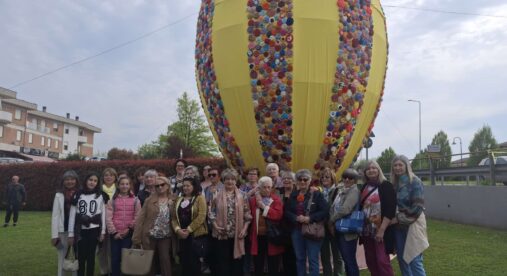 Dalle uncinettine di San Prospero un uovo di Pasqua gigante che fa gli auguri dalla Statale - FOTO E VIDEO Dalle uncinettine di San Prospero un uovo di Pasqua gigante che fa gli auguri dalla Statale - FOTO E VIDEO