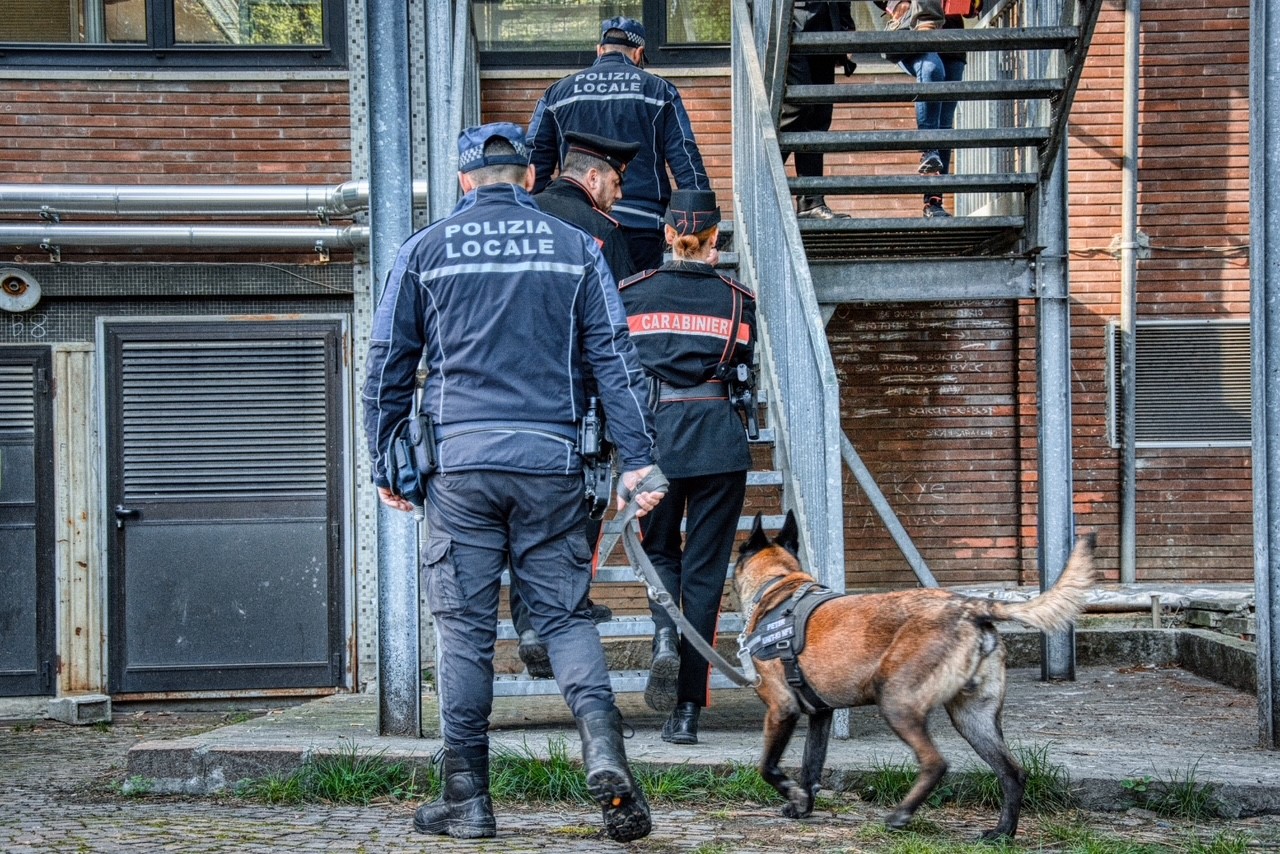 Controlli antidroga a Modena, fermato un giovane in possesso di cocaina