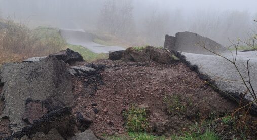 Frana a Boccassuolo di Palagano "si mangia" due strade e un ponte: lambite alcune abitazioni Frana a Boccassuolo di Palagano "si mangia" due strade e un ponte: lambite alcune abitazioni
