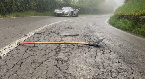Strada deformata, limite dei 30 km/h sulla via Giardini tra Maranello e Serramazzoni Strada deformata, limite dei 30 km/h sulla via Giardini tra Maranello e Serramazzoni