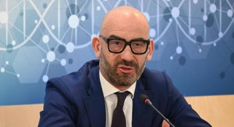 Influenza, Bassetti: “In ospedale 20enne con pericardite-miocardite, giovani vaccinatevi”