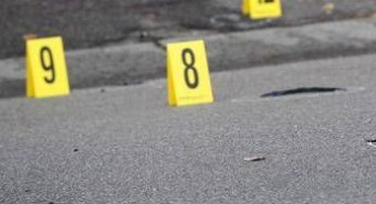 Spara tre volte contro la palazzina di fronte, poi si toglie la vita