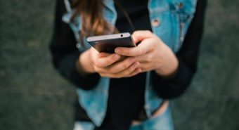 Australia spegne i social per gli under 16, da domani in vigore il divieto