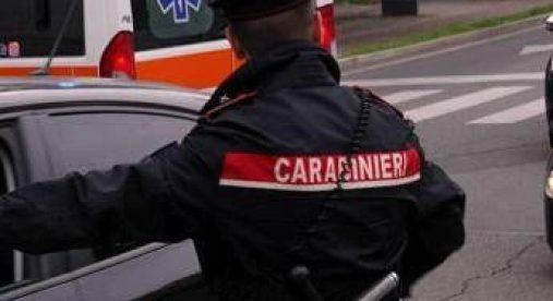 Piacenza, donna trovata morta in casa: uccisa a coltellate, si cerca il marito