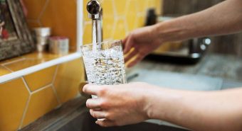 Bere 2 litri d’acqua al giorno per un cuore sano, cosa dice il medico