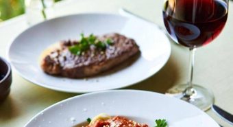 Carne, vino, pasta: le regole a tavola per vivere meglio (e di più) Carne, vino, pasta: le regole a tavola per vivere meglio (e di più)