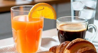 Ecco le 6 bevande da evitare al mattino, i pro e contro: cosa dice l'immunologo Ecco le 6 bevande da evitare al mattino, i pro e contro: cosa dice l'immunologo