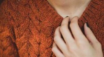 Mal di gola re dei sintomi invernali, ecco perché peggiora di notte