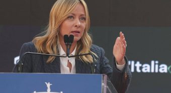 Meloni ad Atreju: "Italiani si fidano del governo". Stoccata a Schlein: "Chi non viene qui non ha contenuti" Meloni ad Atreju: "Italiani si fidano del governo". Stoccata a Schlein: "Chi non viene qui non ha contenuti"